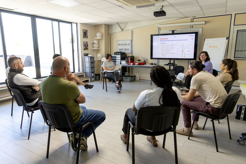 Groupe en atelier communication bienveillante